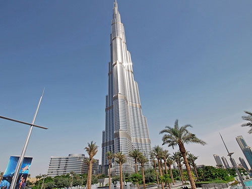 Tòa tháp Burj Khalifa gồm 164 tầng, nhiều hơn bất cứ tòa nhà nào trên thế giới và có một ban công trên tầng 124 cho phép nhìn toàn cảnh thành phố.