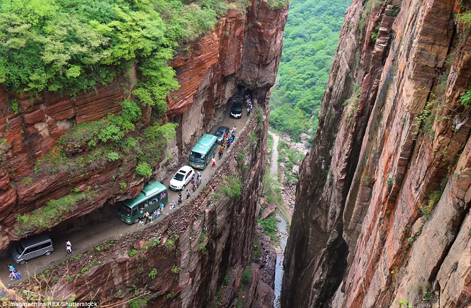  Con đường vách đá ở Guoliang Cun được xây dựng từ những năm 1970. Đây là con đường độc đạo dẫn vào ngôi làng du lịch Guo Liang Cun nằm ở độ cao 1700 mét so với mặt đất.