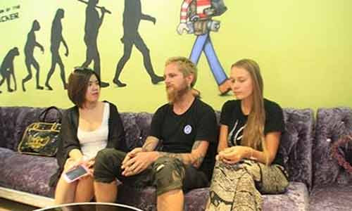 Hai khach Tay treo bien bi cuop o Van Mieu len tieng