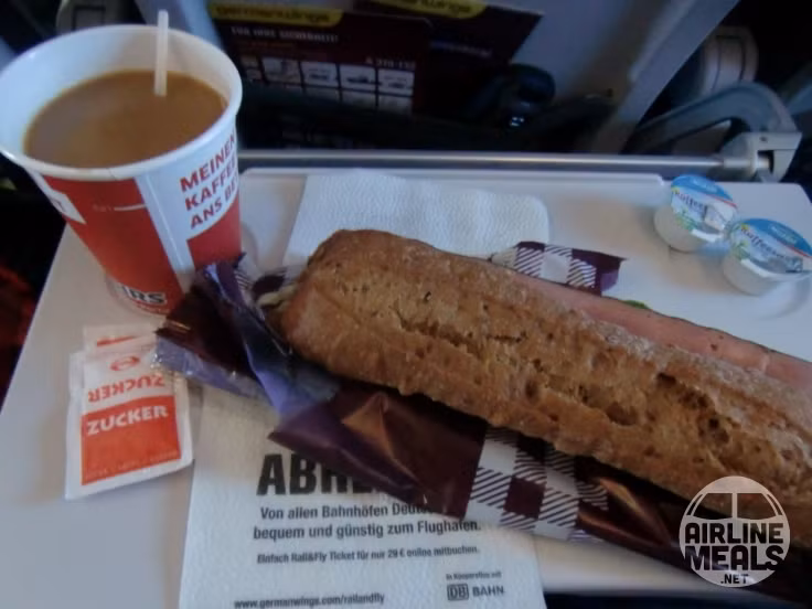 Món bánh sandwich với giăm bông và mù tạt và du khách có thể tráng miệng bằng sữa chua.