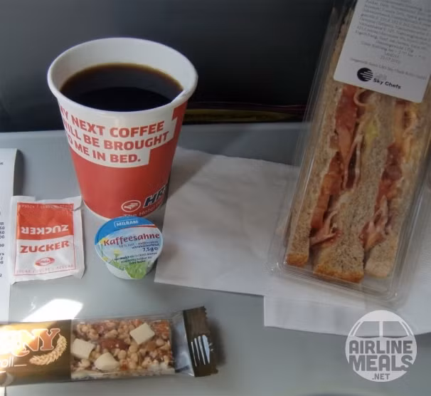 Hầu hết các món ăn của hãng đều khá chất dinh dưỡng giúp hành khách no lâu.