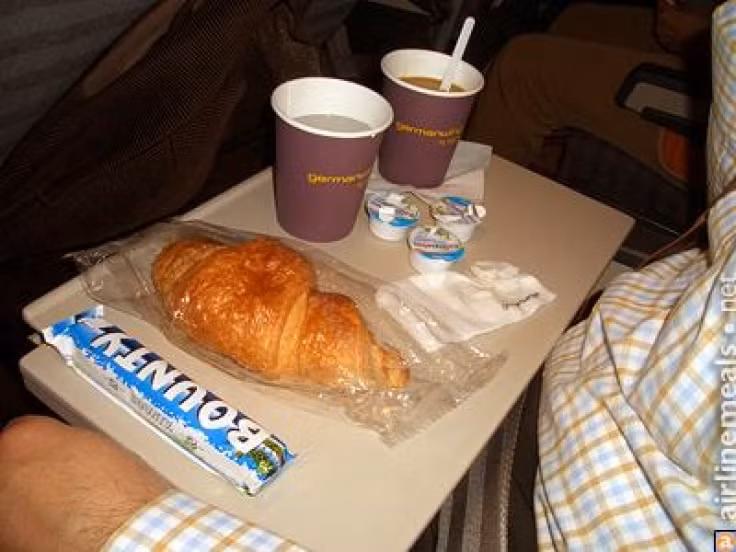 Bữa ăn trên chuyến bay của hãng với bánh mỳ giăm bông kiểu Mỹ.