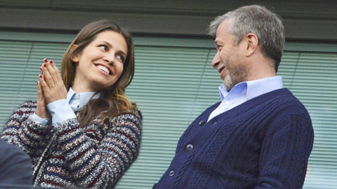Dasha Zhukova – vợ thứ 3 của tỷ phú tài phiệt Nga Roman Abramovich: Zhukova vừa là một doanh nhân, biên tập viên tạp chí, vừa là nhà thiết kế thời trang xinh đẹp. Cô đang làm việc với kiến trúc sư Rem Koolhaas để xây dựng một bảo tàng nghệ thuật hiện đại ở Moscow (Nga).