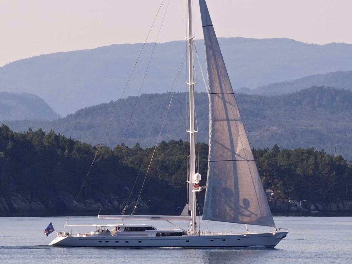 Chiếc du thuyền đầu tiên của tỷ phú công nghệ Clark có tên "Hyperion".