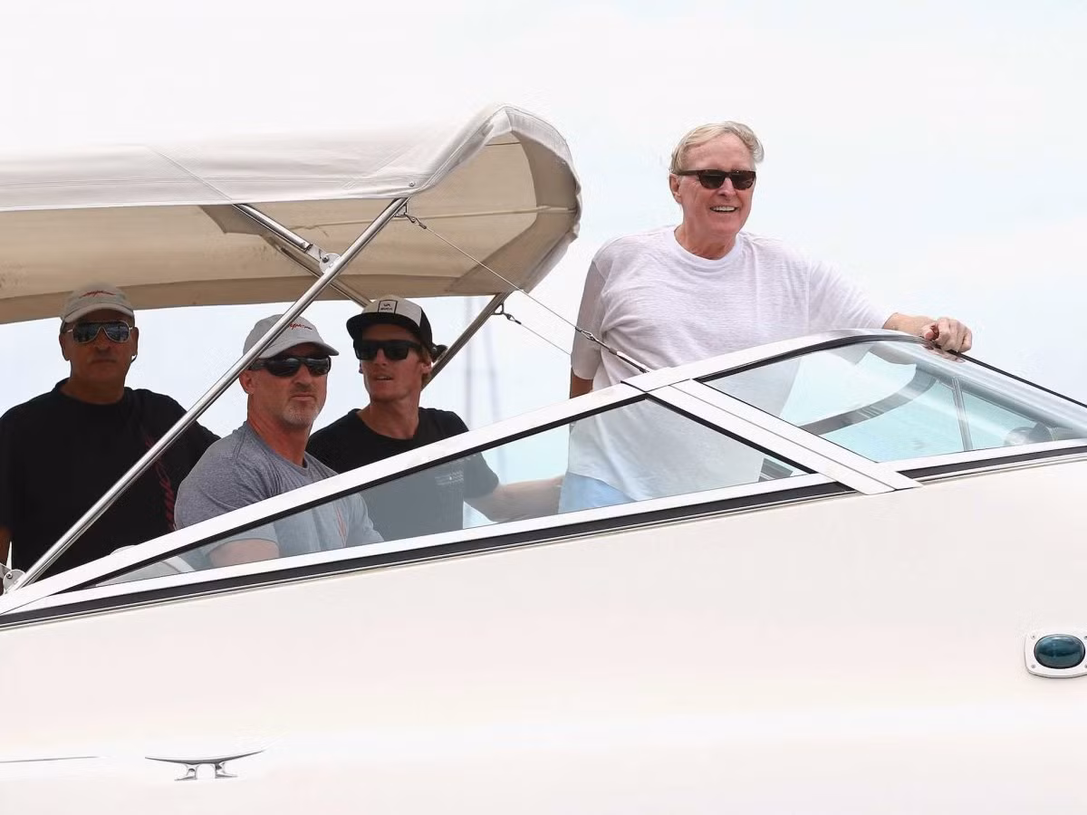 Với tài sản trị giá 1,5 tỷ USD, Jim Clark có rất nhiều thú vui xa xỉ như tậu du thuyền. Con thuyền đua được Clark mua gần đây nhất có tên là Comanche. Ông chia sẻ rằng Comanche đắt ngang ngửa với một chiếc xe đua công thức 1.