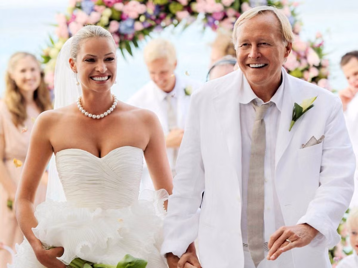 Jim Clark đã kết hôn tới 4 lần. Người vợ hiện tại của ông là người mẫu Kristy Hinze. Họ kết hôn vào năm 2009 trên một hòn đảo tại Anh. Người vợ xinh đẹp của tỷ phú Clark từng xuất hiện quảng cáo của hãng thời trang nổi tiếng Victoria's Secret. Họ đã có với nhau 2 mặt con.