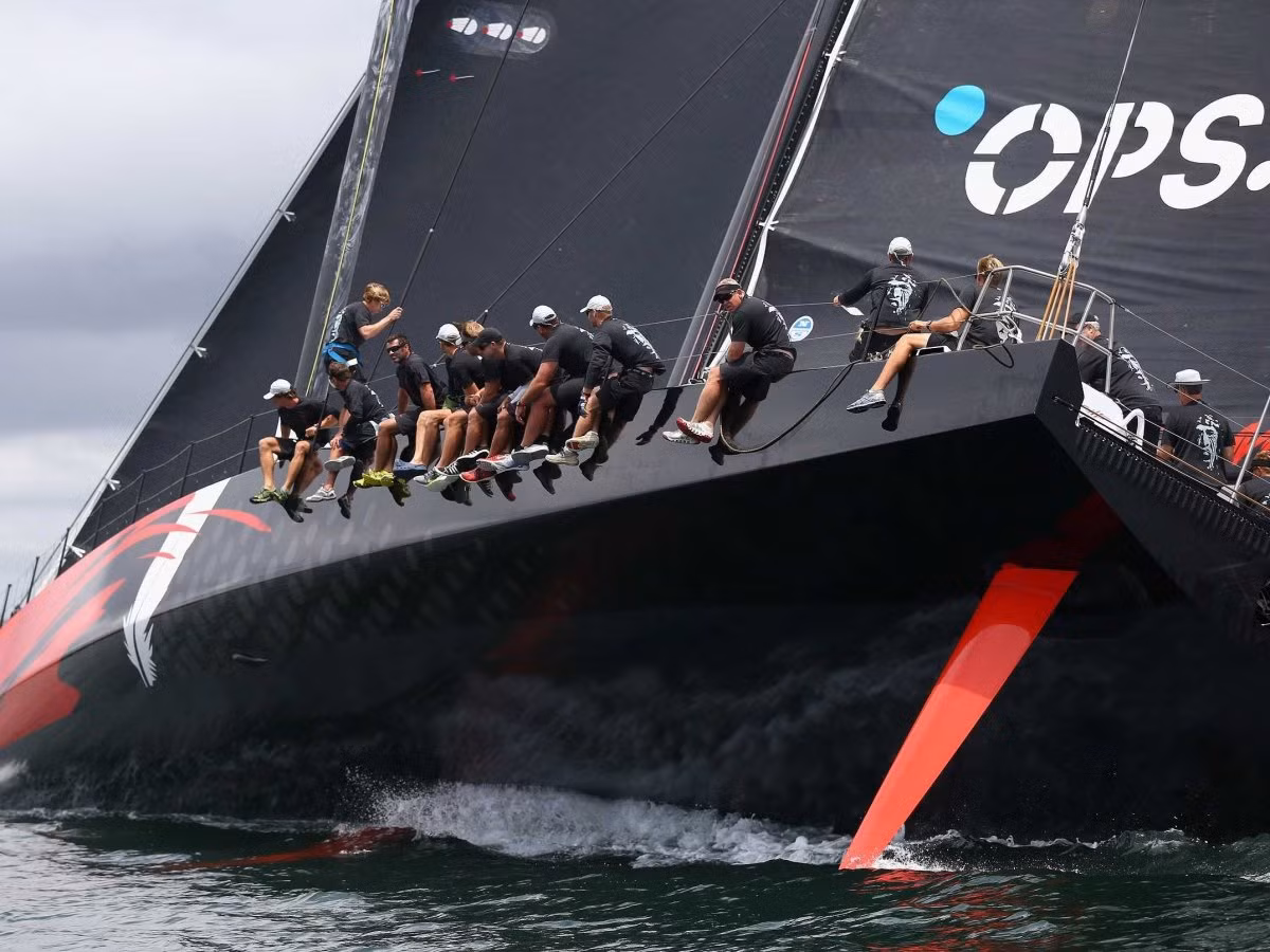 Con thuyền Comanche tham gia cuộc thi đầu tiên vào tháng 12/2014 trong cuộc đua dài 630 dặm từ Sydney (Úc) đến Hobart, thủ đô của Tasmania. Đội của Clark đã đạt giải Nhì.