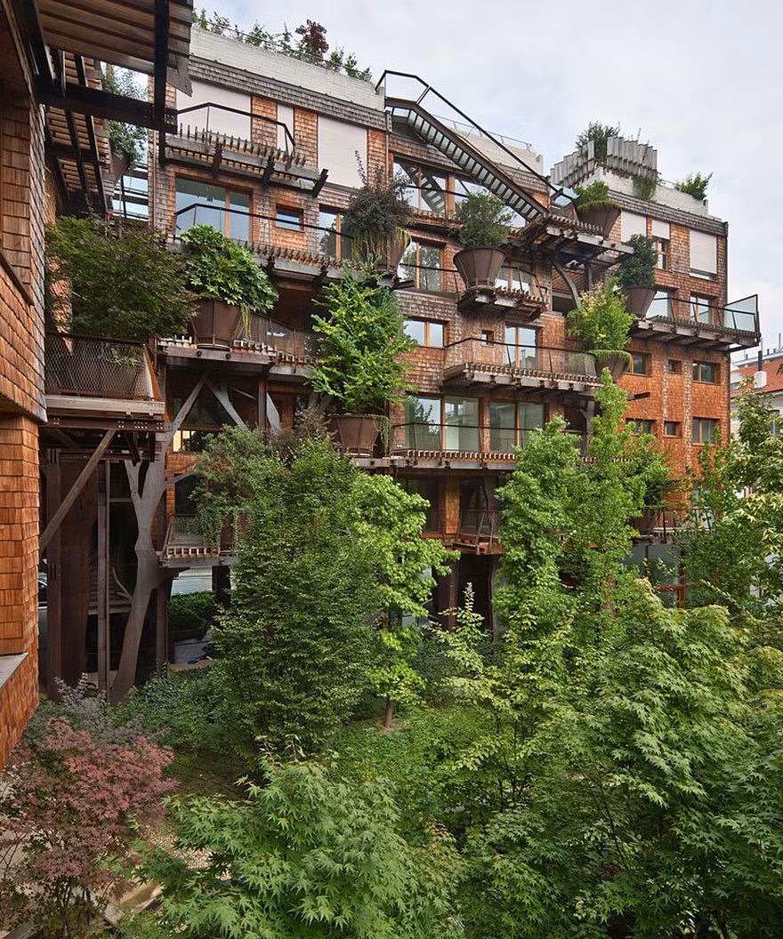 Tổng cộng có tới 150 cây xanh được trồng ở khắp mọi ngõ ngách của tòa chung cư 5 tầng.