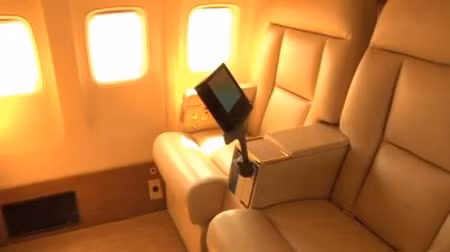 Màn hình TV cá nhân được gắn tại mỗi ghế ngồi.