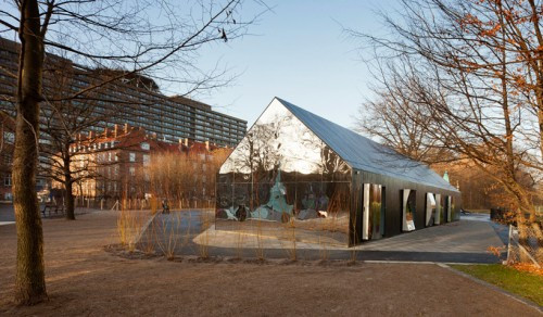 Hai mặt chiều dọc của ngôi nhà vô hình này được lát ván gỗ hóa nhiệt. Các cánh cửa được thiết kế theo dạng cửa xoay, với mặt trong là những mặt gương cong có thể xoay ngược ra ngoài thu hút trẻ em đến nhìn ngó bóng mình bị biến dạng trong gương.