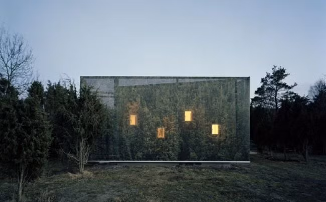 Nhà Juniper House, Thụy Điển: Được thiết kế bởi hai kiến trúc sư Thụy Điển Hans Murman và Ulla Alberts, Juniper House hầu như không thể nhìn thấy bằng mắt nếu không chú ý.