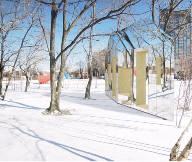 Bên ngoài nhà kho phản chiếu hình ảnh cây cối xung quanh, phải quan sát thật kỹ thì bạn mới có thể phát hiện ra nó.