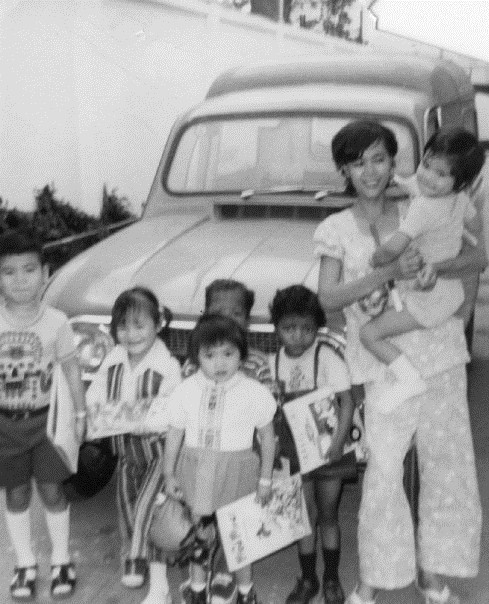 Theo bà Anne McCrudden, người chăm trẻ tên Kheo trong ảnh là bảo mẫu rất tuyệt vời. Cô tận tụy và yêu trẻ.