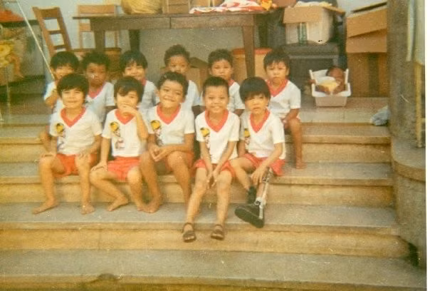 Các bé chụp ảnh khi nhận được tài trợ đồng phục.