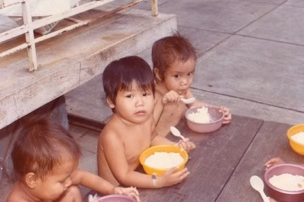 Các bé bị bỏ rơi hoặc mồ côi cha mẹ được đưa đến Allambie. Nhiều trẻ lai là kết quả của mối quan hệ giữa lính Mỹ và các cô gái Việt.