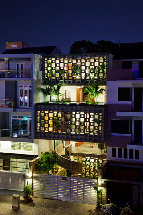 Đặc biệt, mùa giải Kiến trúc Quốc gia năm 2014, KTS Võ Trọng Nghĩa cùng đồng nghiệp của mình cũng nhận được nhiều giải thưởng. Ở thể loại Kiến trúc Nhà ở đơn lập, với kiến trúc Nhà Bình Thạnh, KTS Võ Trọng Nghĩa, Shunri Nishizawa và Daisuke đã được trao giải Vàng.