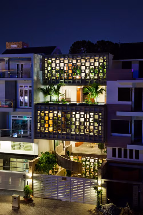 Đặc biệt, mùa giải Kiến trúc Quốc gia năm 2014, KTS Võ Trọng Nghĩa cùng đồng nghiệp của mình cũng nhận được nhiều giải thưởng. Ở thể loại Kiến trúc Nhà ở đơn lập, với kiến trúc Nhà Bình Thạnh, KTS Võ Trọng Nghĩa, Shunri Nishizawa và Daisuke đã được trao giải Vàng.