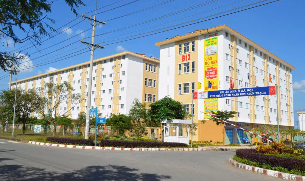 Công trình Nhà ở công nhân khu công nghiệp Nhơn Trạch (Đồng Nai, 2014) của ThS.KTS Nguyễn Thị Tuyết Mai và cộng sự: Lê Văn Ngà, Thái Vĩnh An, Nguyễn Thế Hùng đạt giải thưởng ở thể loại nhà ở tổ hợp.