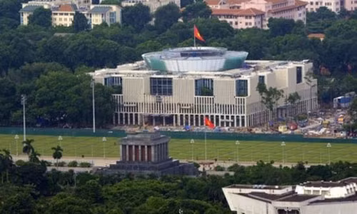 Tòa nhà Quốc hội mới tọa lạc trên đường Độc Lập, nhìn sang Lăng Chủ tịch Hồ Chí Minh và nằm cạnh di tích Hoàng thành Thăng Long. Công trình cao 39 m, có kiến trúc hình vuông, phòng họp hình tròn ở giữa, gồm 2 tầng hầm và 5 tầng nổi. Với tổng diện tích 60.000 m2, có hơn 80 phòng họp lớn nhỏ, trong đó, phòng họp chính nằm ở trung tâm có hình tròn với sức chứa 600 người.