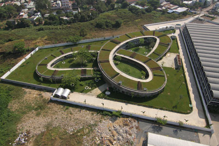 Công trình giúp cho KTS Võ Trọng Nghĩa và đồng nghiệp hoàn tất cú “ẵm” ba Giải thưởng Kiến trúc 2014 là Trường Mầm non Xanh - Farming Kindergarten (Biên Hòa, Đồng Nai) cũng thuộc thể loại Công trình công cộng (trường học, bệnh viện).