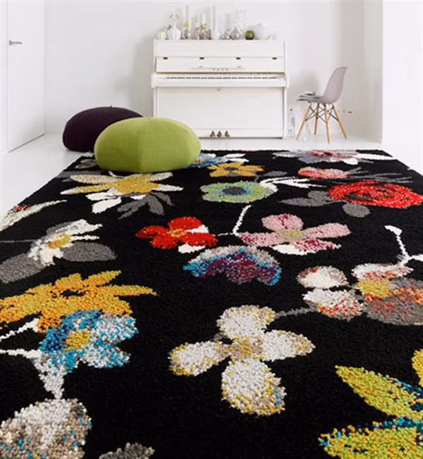 Thảm hoa văn nhiều màu sắc hợp với những người mơ mộng, lãng mạn.