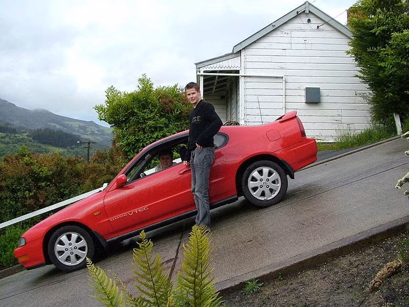 Du khách thích thú khi thám hiểm con phố dốc nhất thế giới.