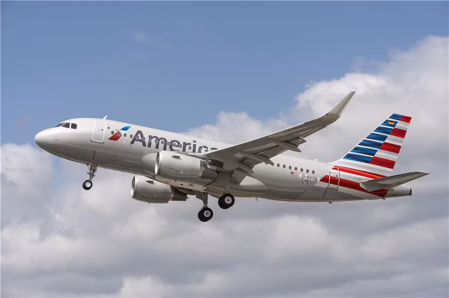 5. American Airlines, giá trị thương hiệu là 3,65 tỷ USD. American Airlines là hãng hàng không Mỹ, lớn nhất thế giới về lượng hành khách – số km đường vận chuyển và quy mô đội tàu bay, đứng thứ hai thế giới (sau Air France-KLM) về doanh số hoạt động. Hãng có trụ sở tại Fort Worth, Texas, gần Sân bay Quốc tế Dallas-Forth Worth.