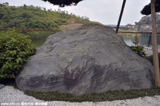 Hòn đá 32 tấn mà ông Li mua từ Nhật về.