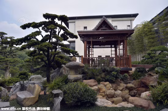 Đặc biệt, ông đã mua và vận chuyển một hòn đá khổng lồ nặng 32 tấn từ Nhật Bản để đặt giữa vườn.