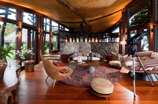 Khách ở biệt thự Hilltop được hưởng các dịch vụ như có người trông trẻ, đầu bếp và quản gia riêng, cũng như có cơ hội tham quan các đồn điền và bãi biển trên lưng ngựa.