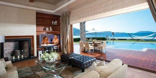 Mỗi biệt thự rộng 410 m2 gồm hai phòng ngủ, lò sưởi, phòng tắm lát đá cẩm thạch, bể bơi... Các dịch vụ đi kèm gồm: quản gia, nhân viên trực 24/24 giờ...