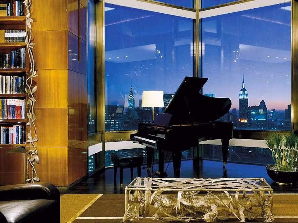 Phòng penthouse (Khu áp mái) Ty Warner, khách sạn Four Seasons, New York (Mỹ), giá 45.000 USD/đêm: Đây là phòng khách sạn cao nhất thành phố New York, do I.M Pei và Peter Marino thiết kế. Ban công bằng kính và cửa sổ lớn cho du khách tầm nhìn toàn cảnh.