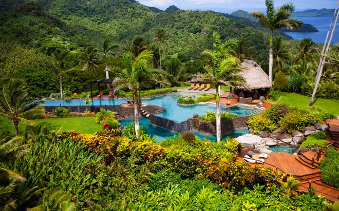 Biệt thự Hilltop, đảo Laucala, Fiji (40.000 USD/đêm): Được mô tả là “resort trong resort”, biệt thự Hilltop nằm trên những ngọn đồi xanh mướt của Laucala với bể bơi tuyệt đẹp, thiết kế độc đáo và khu vườn xanh tốt.