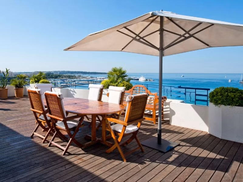 Đặc biệt, phần hiên rộng tới 90 m2 nhìn ra vịnh Cannes và biển Địa Trung Hải, nơi du khách có thể ngâm mình trong các bồn tắm sục và có các nhân viên phục vụ riêng.