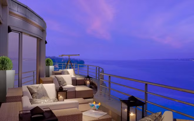 Không chỉ có tầm nhìn đẹp mắt ra phía hồ Geneva và dãy Alps, Royal Penthouse Suite còn được trang hoàng bởi nội thất xa xỉ hàng đầu thế giới. Đây là căn phòng ưa thích của nhiều nhân vật nổi tiếng, chính trị gia tầm cỡ thế giới khi đến Thụy Sỹ như: Bill Clinton, Michael Jackson, tỷ phú Richard Branson...