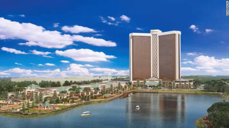 Khách sạn Wynn Palace gồm 1.700 phòng với một hồ nước nhân tạo khổng lồ phía trước sẽ khai trương vào khoảng giữa năm 2016.