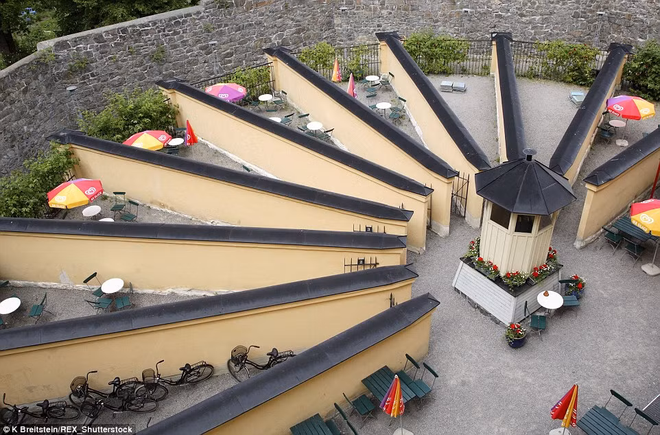 Khách sạn Langholmen – Stockholm (Thụy Điển). Khách sạn Langholmen được xây dựng vào đầu thế kỷ 19 và là một nhà tù khá lớn hoạt động cho đến năm 1970.