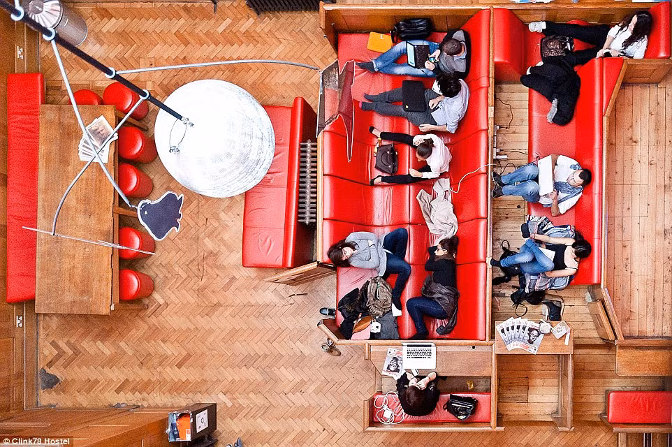 Hiện, Clink 78 có thể phục vụ hơn 500 khách hàng với 2 khu: khu nhà trọ với những phòng giá rẻ và khu khách sạn với các dãy phòng ngủ tiện nghi. Giá phòng vào ngày cuối tuần ở đây khá phải chăng từ khoảng 75 USD/đêm.