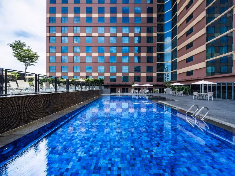 Khách sạn còn cung cấp dịch vụ đưa đón sân bay 2 chiều miễn phí. Trong ảnh là bể bơi rộng lớn và hiện đại của khách sạn.