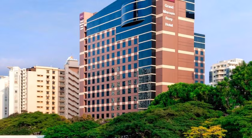 Khách sạn Grand Mercure Roxy cũng nằm trong danh sách phục vụ SEA Games năm nay: Grand Mercure Roxy Hotel nằm ở khu Katong, cách Công viên East Coast 2 km. Khách sạn có 5 nhà hàng cho khách lựa chọn ăn uống, một hồ bơi thư giãn.