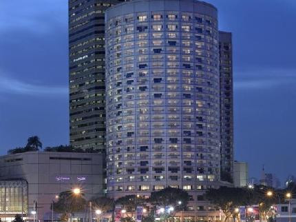 Cái tên tiếp theo trong danh sách là khách sạn Fairmont Singapore: Tọa lạc tại Singapore City Centre, khách sạn 5 sao này cung cấp các dịch vụ xa xỉ như trung tâm spa và chăm sóc sức khỏe được trang bị các tiện nghi thượng hạng, phòng tắm hơi, bể bơi và sân tennis ngoài trời.