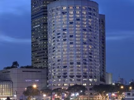 Cái tên tiếp theo trong danh sách là khách sạn Fairmont Singapore: Tọa lạc tại Singapore City Centre, khách sạn 5 sao này cung cấp các dịch vụ xa xỉ như trung tâm spa và chăm sóc sức khỏe được trang bị các tiện nghi thượng hạng, phòng tắm hơi, bể bơi và sân tennis ngoài trời.