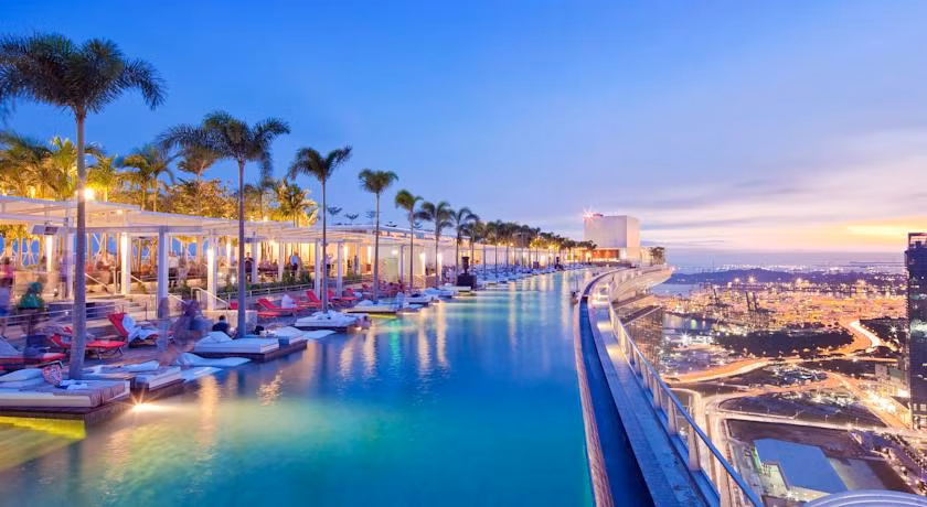 Điểm nổi bật nhất của khách sạn này là công viên Sky Park khổng lồ rộng hơn 1 ha vươn rộng trên đỉnh của cả ba tòa tháp, với bể bơi vô cực nổi tiếng dài 150m.