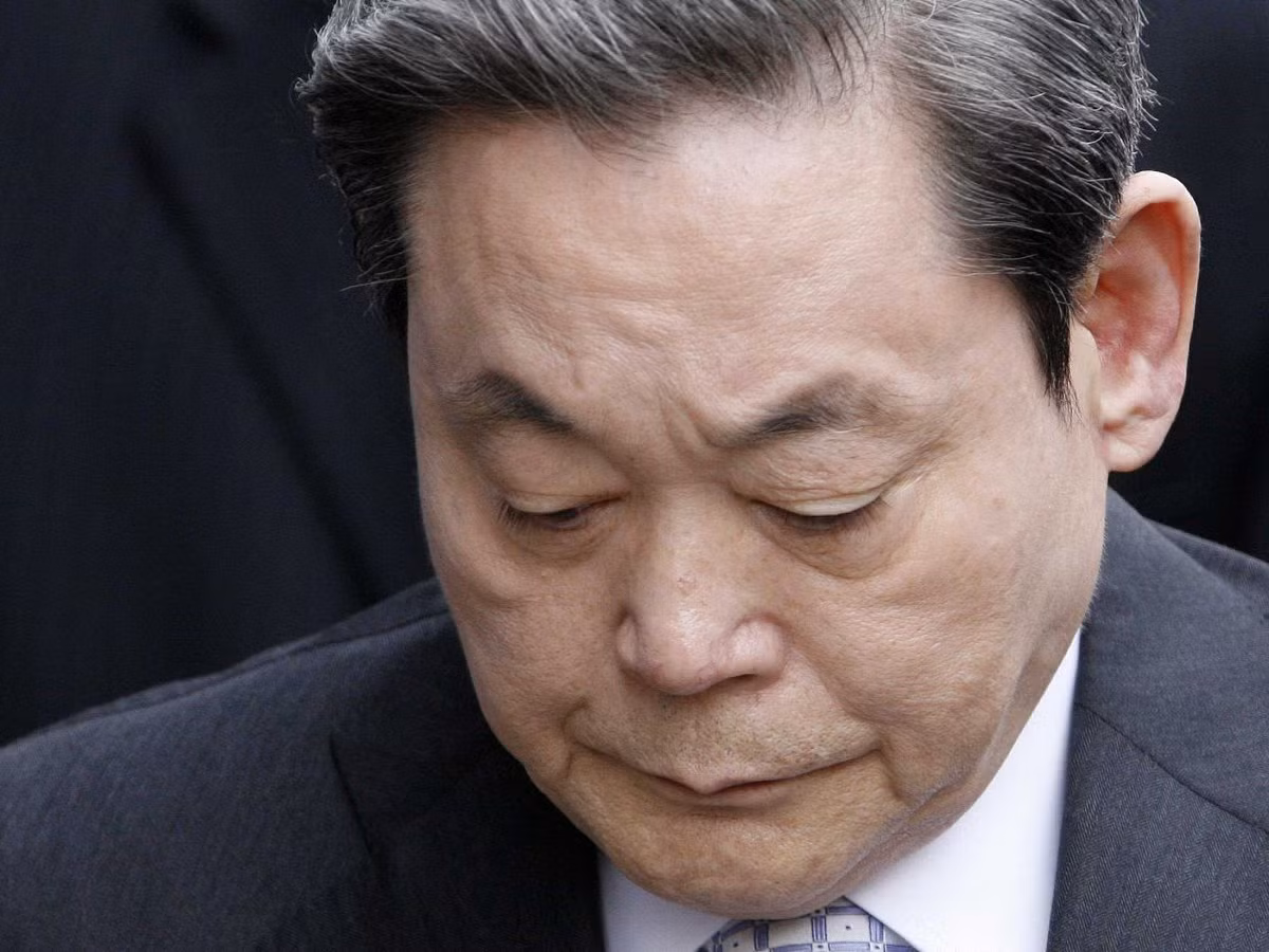 Lee Kun Hee đã phải từ chức chủ tịch Samsung vào tháng 4/2008 sau khi bị truy tố vì tội lợi dụng tên tuổi để tham ô và trốn thuế. Tháng 7/2008, ông bị kết án 3 năm tù treo và nộp phạt 90 triệu USD.