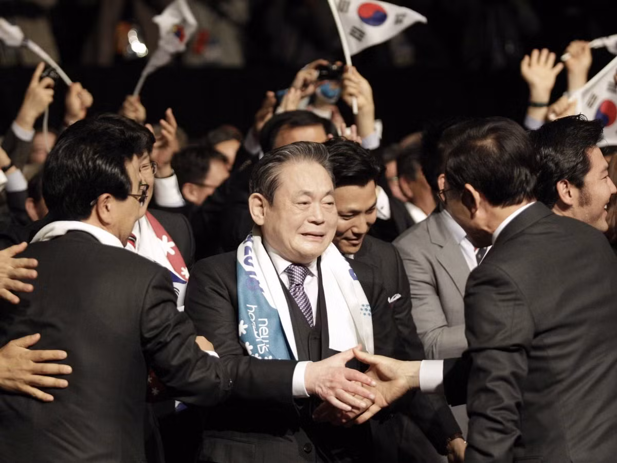 Tháng 12/2009, Lee Kun Hee được ân xá bởi Tổng thống Hàn Quốc Lee Myung -Bak để ông tiếp tục tham gia vào Ủy ban Olympics quốc tế. Thế nhưng, cuộc khủng hoảng của Samsung chưa dừng tại đó, khi đầu năm 2012, hãng lại tiếp tục bị kết tội vì đã sao chép thiết kế của Apple và phải nộp phạt lên đến 1 tỷ USD.