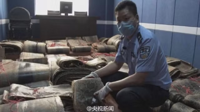 Tuy vậy, các hoạt động buôn bán da trăn trái phép vẫn không ngừng xảy ra ở quốc gia này.