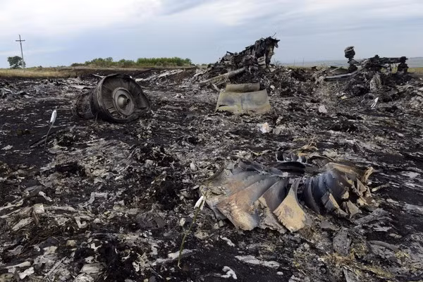 Trước đó, ngày 17/7/2014, chiếc máy bay Boeing 777 mang số hiệu MH17 của hãng hàng không Malaysia Airlines đã bị trúng tên lửa, nổ tung trên bầu trời và khiến toàn bộ 298 hành khách cùng phi hành đoàn trên chuyến bay tử nạn. Chiếc máy bay xấu số bị bắn rơi tại khu vực miền Đông Ukraine.