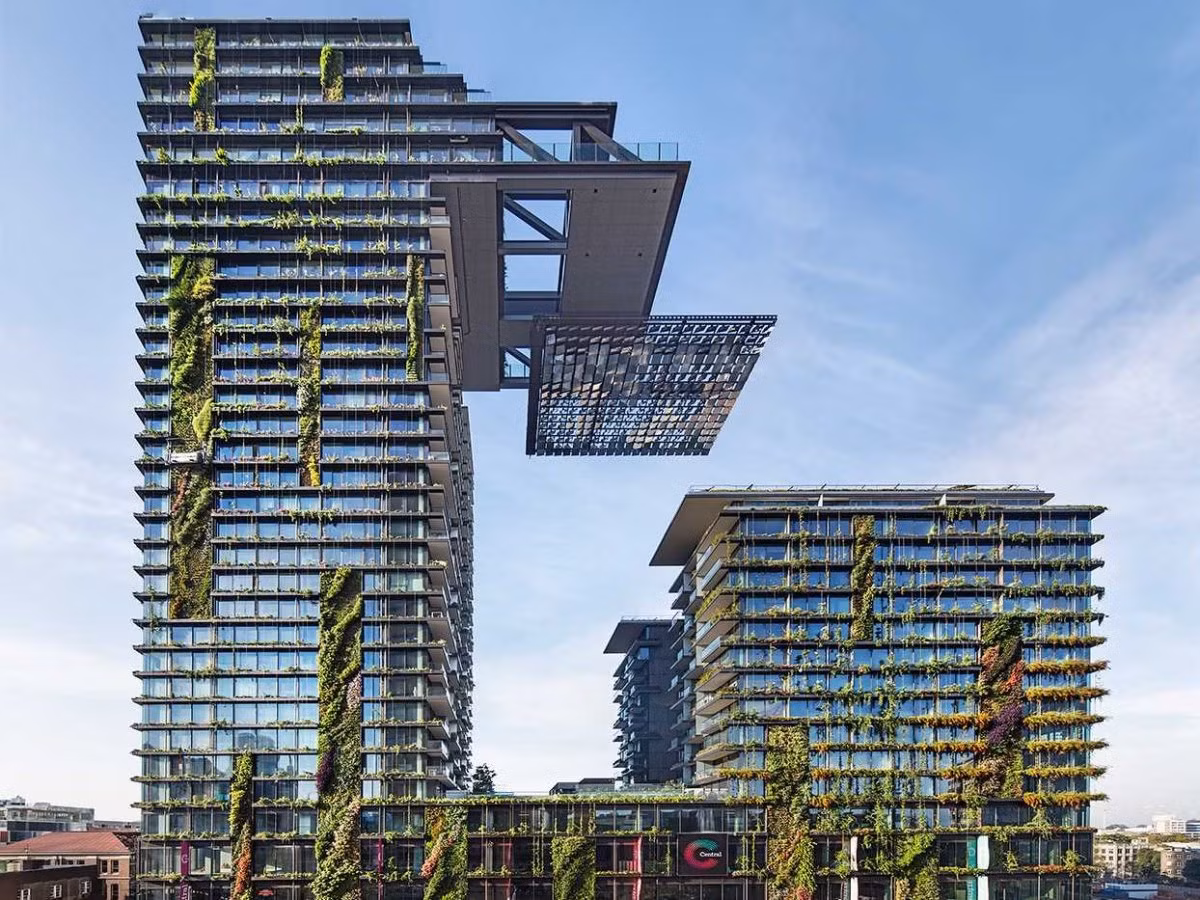 Đặc điểm đáng chú ý nhất của công trình chính là khu vườn treo vươn hẳn ra bên ngoài công trình cùng với hệ heliostat (hệ kính gương di động có thể điều chỉnh); trung tâm xử lý nước nội bộ và khả năng tự sản xuất điện.