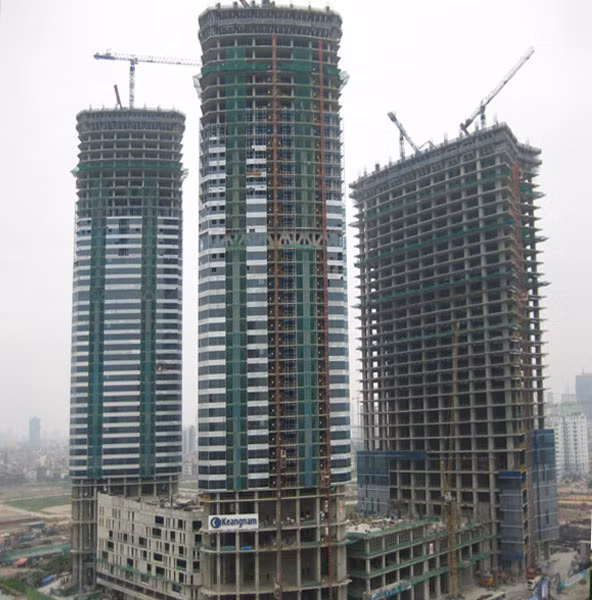 Về quá trình xây dựng tòa nhà cao nhất Việt Nam, chủ đầu tư chia sẻ, do nền đất ở Hà Nội không vững chắc nên đã phải dùng loại cọc lớn, tổng cộng phải dùng đến 980 chiếc cọc có đường kính hơn 2 m để đóng xuống. Riêng thời gian làm móng cho cả khu phức hợp là đã mất hơn 1 năm.