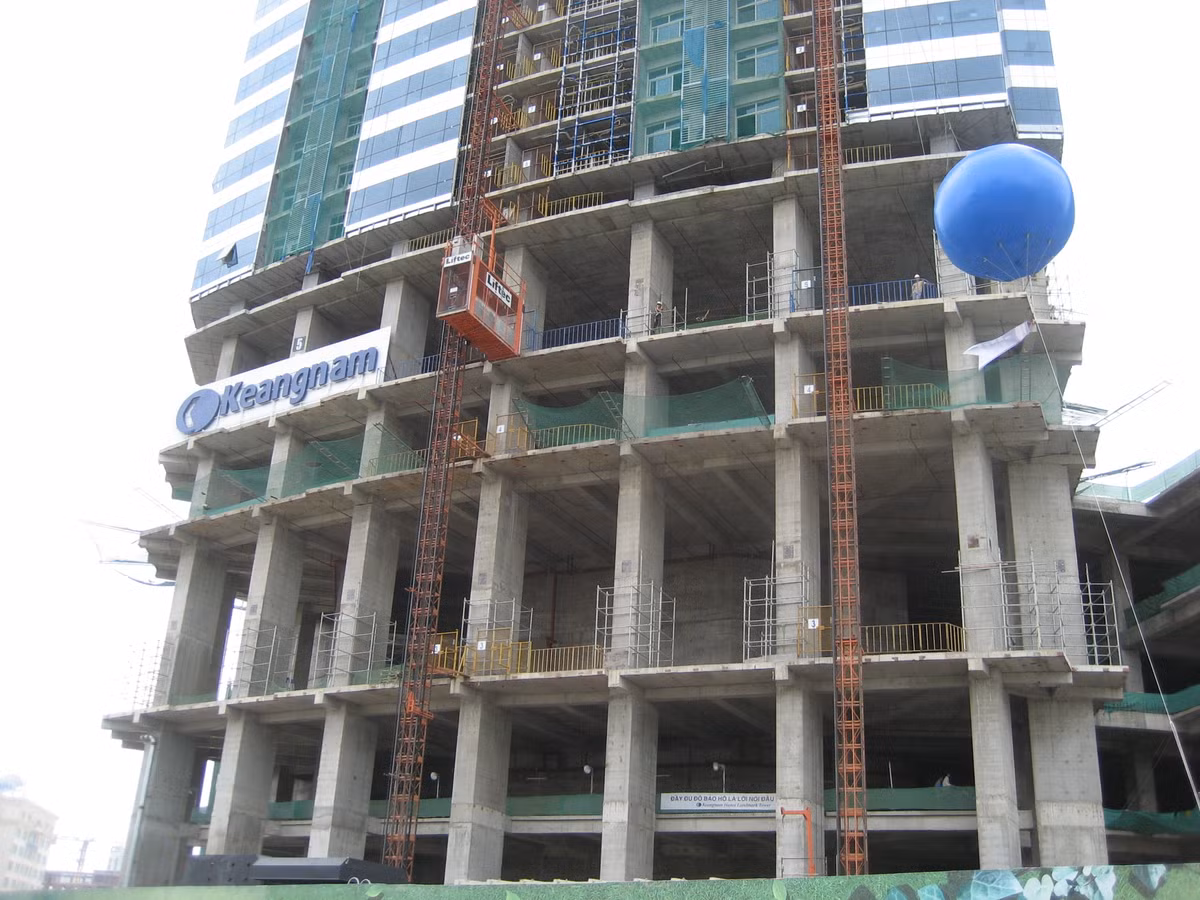 Để rút ngắn thời gian thi công tòa nhà, chủ đầu tư đã sử dụng rất nhiều công nghệ thi công tiên tiến trên thế giới. Điển hình nhanh là chỉ trong 5 ngày đã dựng xong cốt pha một tầng của tòa Landmark 72 với diện tích mỗi sàn rộng trên 5.000m2. Suốt thời gian thi công, công trường thi công tòa Landmark 72 luôn có 8.000 công nhân làm việc ngày đêm.